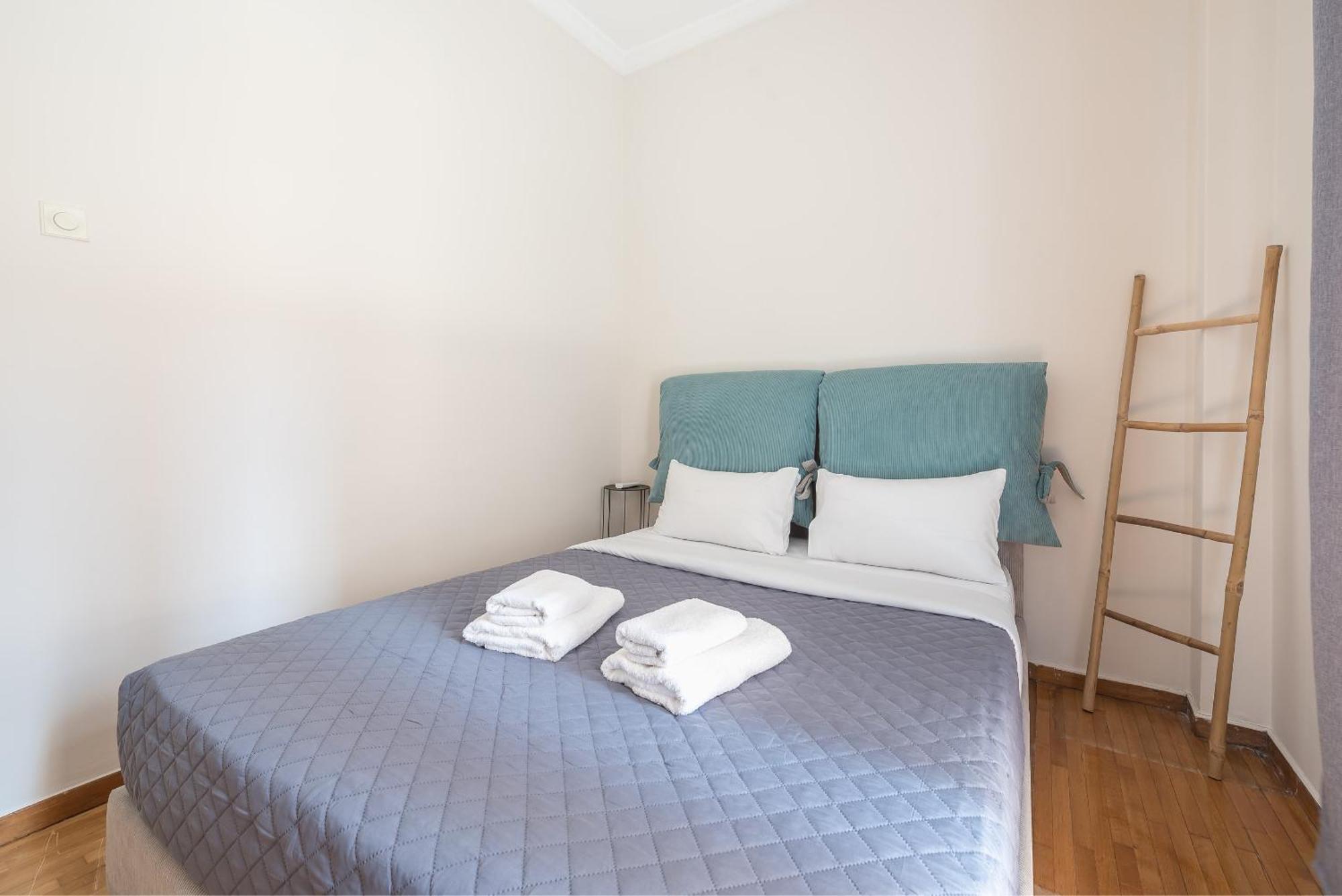 Апартаменты Stylish 2 Bd Urban Retreat Near Panormou Metro Афины Экстерьер фото
